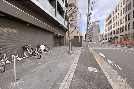 敷地南西側の前面道路（南東側から）