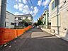 外観：交通量の少ない前面道路の為、小さなお子様のいるご家庭でも安心して生活できる環境です。