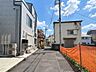 外観：交通量の少ない前面道路の為、小さなお子様のいるご家庭でも安心して生活できる環境です。