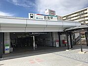 名鉄本線　前後駅市の名を冠する東隣の準急停車駅の豊明駅よりも利用客が多く賑わいがあり、快速特急と特急は通過するが急行は全て停車する。 2470m