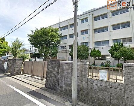 横浜市立市場中学校 徒歩22分。 1720m