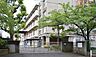 周辺：横浜市立大豆戸小学校 徒歩7分。 530m