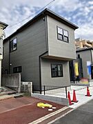 玄関は電子キーで施錠でき、セキュリーも万全！
