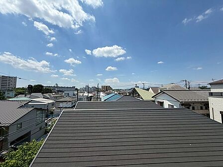 周辺交通量少なめ、緑豊かな住宅地。