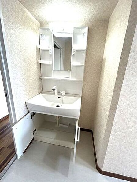 ◆洗面台の下に収納がありますので、シャンプーやリンスの詰め替えストックなど入れておくのに非常に便利♪