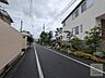 周辺：成増駅からまっすぐ、この住宅地を抜けます。