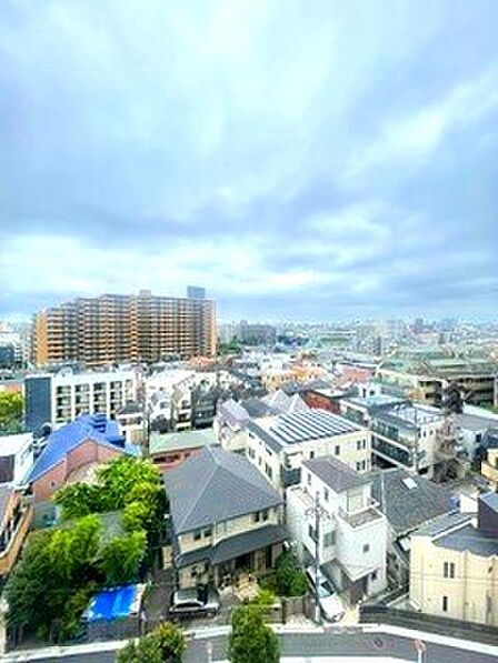 大きな空がどこまでも広がる解放感のある眺望となってます。遮るものがなく遠くまで見渡せるため陽当たり・風通りともに良好です。四季折々の表情を楽しみながら心地よい時間を過ごせます。