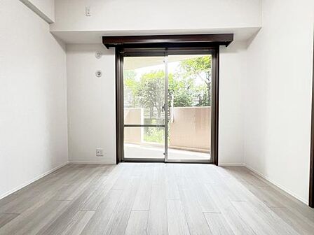 明るい広々とした主寝室でご家族ゆっくりお休みになれますね。