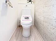 シャワー洗浄機能付のトイレは、清潔感が印象的な空間ですね。