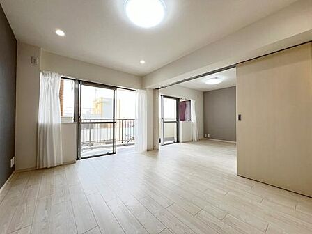 家族団らんの場所としてゆったりと居心地の良いリビングです。