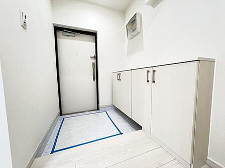 散らかりがちな玄関もスッキリの玄関収納付。