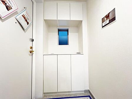 散らかりがちな玄関もスッキリの玄関収納付。