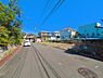 外観：前面道路を含めた現地写真です。