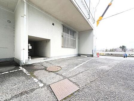 駐車場ももちろん完備しておりますのでお車所有の方にも心強いです。