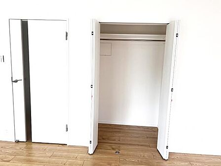 いつでもお部屋をスッキリお使い頂ける収納スペースを設置。