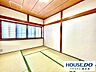 和室：木の温もりを感じる和室。窓から光を取り込め、くつろぎの空間や客間として活用できます。