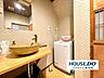 洗面：洗面台と洗濯機置場がまとまった使いやすい水まわり。朝の身支度もスムーズです。