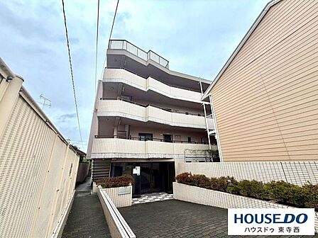 落ち着いた街並みに調和する外観。住まいとしての安心感が感じられる佇まいです。