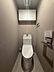 トイレ：最新の温水洗浄便座付きトイレに一新。節水型で家計にも優しく、お手入れしやすいデザインを採用しました。毎日使う場所だからこそ、清潔感と機能性にこだわった、心地よい空間に仕上げています。
