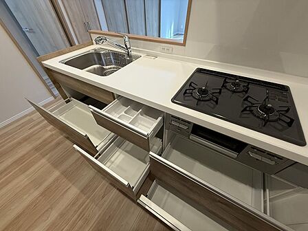 シンク下の引き出し収納で、キッチン周りをすっきり保ちつつ効率よく料理ができます。