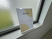 建具を交換し、床材の色味と調和した統一感のある落ち着いた室内空間に仕上がっています。