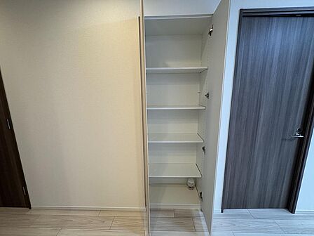 キッチン横には食品ストックを収納できる棚付きで、カップ麺などの備蓄品もすっきり保管できる便利な収納スペースです。