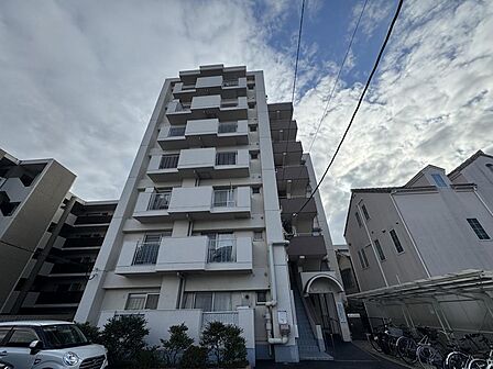 落ち着いた印象のマンション外観。共用部も整えられており、毎日の帰宅が楽しみになる住まいです♪