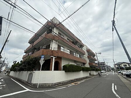 落ち着いた街並みに調和する、タイル貼りの重厚感ある佇まいのマンション。新生活の基盤となる確かな住まいです。周辺環境も良好で、ここからご家族の新しい歴史が心地よく、そして鮮やかに始まります!