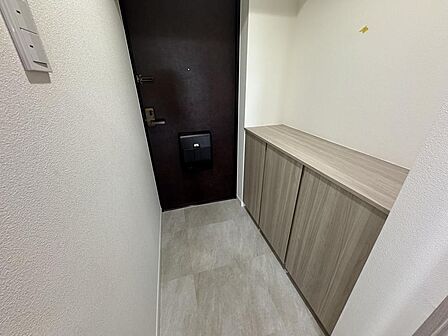 たっぷり収納できるシューズボックス付き玄関。家族全員の靴をすっきりと収納でき、玄関先をいつも綺麗に保てます。カウンターには季節の小物やお花を飾って、お客様を温かく迎えるこだわりの空間に！