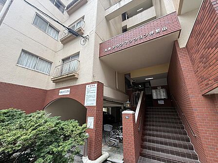 緑に囲まれた落ち着きのある外観が印象的なマンション。東別院エリアの都市利便性を享受しながらも、穏やかな住環境が広がり、日々の暮らしに安らぎを感じられる住まいです。