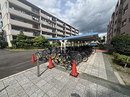 屋根付きの駐輪場・バイク置場が整備されています！大切な自転車を雨風から守ることができ、駅やスーパーへの移動手段として日常的に快適にご利用いただけます！