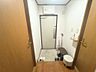 玄関：【現在居住中のため家具等があります】家具・小物等はお引渡し前に撤去予定です。家具なしのイメージ画像も掲載しておりますので、あわせてご覧ください。