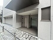 庇のあるアプローチが雨の日の出入りにも配慮。整った舗道と端正な外観が、街並みに調和しながら、住まいの落ち着きと安心感を日々に感じさせる上質な共用空間が魅力です。