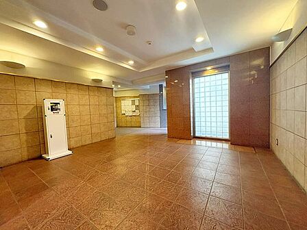 丁寧に管理・清掃された清潔感のあるロビーは、建物全体の管理状況の良さを感じられ、毎日の暮らしに安心感と快適さを与えてくれます。