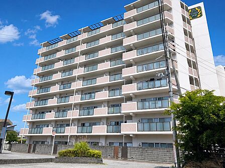 【陽当り良好!青空に映える堂々たる佇まいの外観】白を基調とした爽やかな外観デザイン。バルコニーの淡いピンクのタイルが優しげなアクセントとなり、明るく開放感のある暮らしを予感させます。