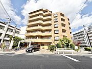 南田辺駅徒歩3分の好立地。80m2超の3LDKは南向きで陽当りも良く、2つのバルコニーが開放感を演出します。会話が弾む対面キッチンや豊富な収納、家族が笑顔で過ごせる子育て環境が整っています。