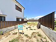 開放的な東側更地の区画で、光あふれる新生活を。建築条件付き土地のため、土地探しから設計までスムーズに理想を形にできます。建築実例も豊富！この場所ならではの眺望を活かした間取りをご提案いたします。