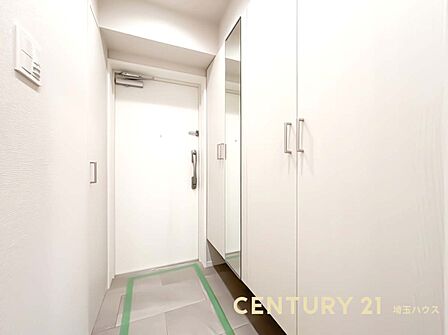 【玄関】落ち着いた雰囲気の玄関、ご家族の帰りをあたたかく迎えてくれます
