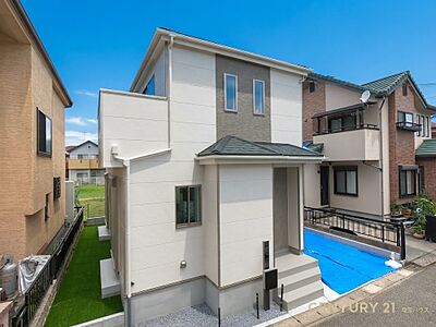 外観：【外観】シンプルなデザインが落ち着いた暮らしを演出！閑静な住宅街で始める穏やかな新生活