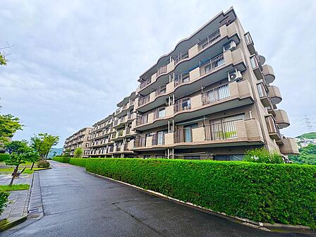植栽とのバランスも良く、現地での第一印象も好感の持てるマンションです。