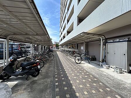 屋根付き駐輪場。バイクと自転車スペースがしっかり区分けされており紫外線や雨から愛車を守ってくれます。