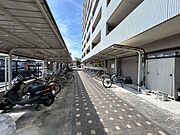 屋根付き駐輪場。バイクと自転車スペースがしっかり区分けされており紫外線や雨から愛車を守ってくれます。