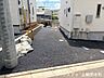 外観：道路が整備され、暮らしやすい住環境。