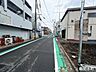 外観：前面道路の見通しは広々、車の出し入れも安全にできます。