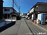 外観：ゆとりある前面道路で毎日の運転も安心