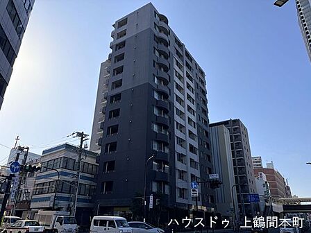行幸道路から相模大野駅への交差点脇に建つマンション。落ち着いた街並みに映えるマンション外観重厚感のある佇まいが魅力のマンション住環境の良さを感じられる落ち着いた外観デザイン