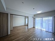 家族が自然と集まる心地よいリビング空間