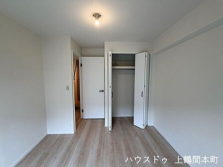 窓からの採光で明るい洋室です。