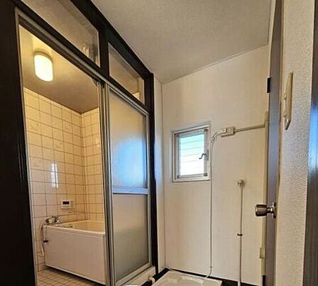 ご家族との憩いの場として、一日の疲れを癒す場として、綺麗で清潔感のある色味の浴室。一日の疲れを気持ちよく洗い流し、明日を気持ちよく迎えましょう♪