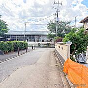 広々、交通量の少ない全面道路です。